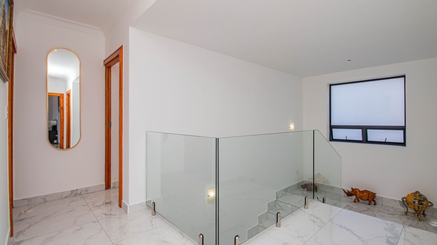 5 Bedroom Property for Sale in The Hill Western Cape